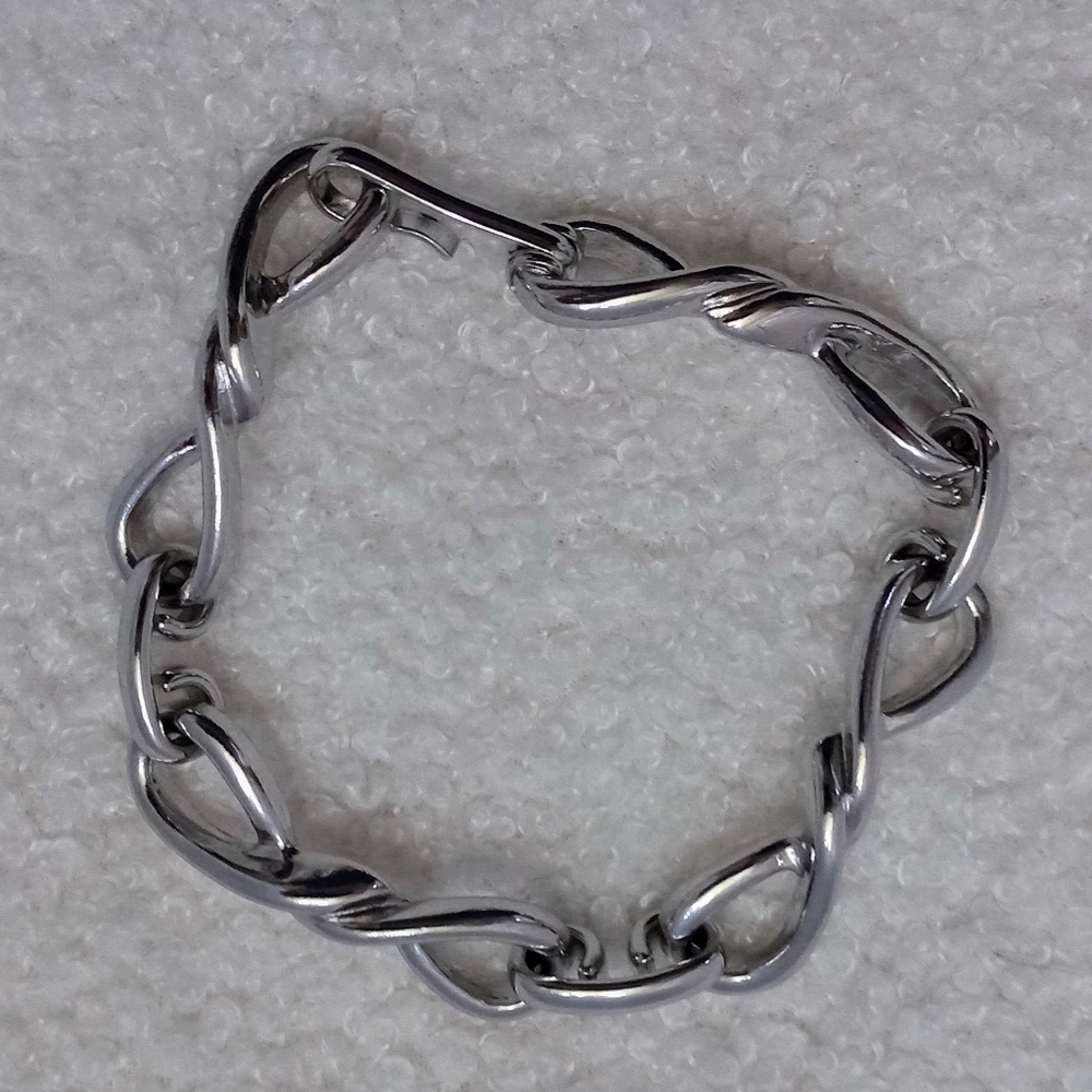 Vintage Avon Silvertone Infinity Knot Panel Bracelet 8 in - Picture 4 of 9